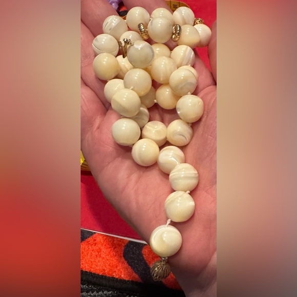 Mother of pearl bead necklace 18” knotted w/ 14K clasp - Picture 5 of 5
